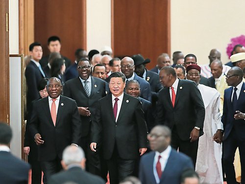 中国国家领导人与非洲国家领导人共同出席活动，展现中非合作关系。