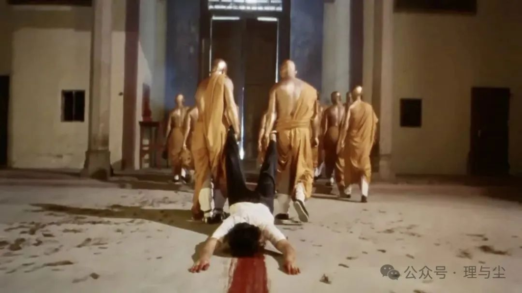 一群和尚走出寺庙，拖着一名受伤的男子，地面上留下血迹，场景充满紧张气氛。