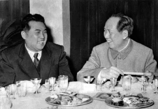 中共领导人在餐桌旁微笑交谈，桌上摆满佳肴，氛围温馨而亲切。