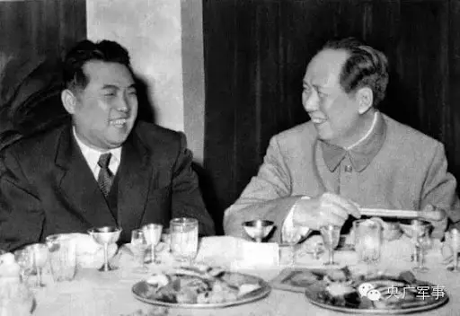 中共领导人在餐桌旁微笑交谈,桌上摆满佳肴,氛围温馨而亲切。